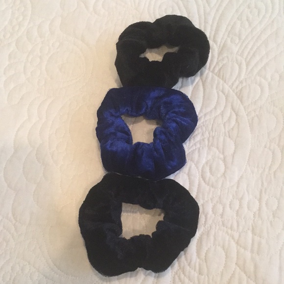 ♦️Velvet Hair Scrunchies Set of 3 - Picture 6 of 8